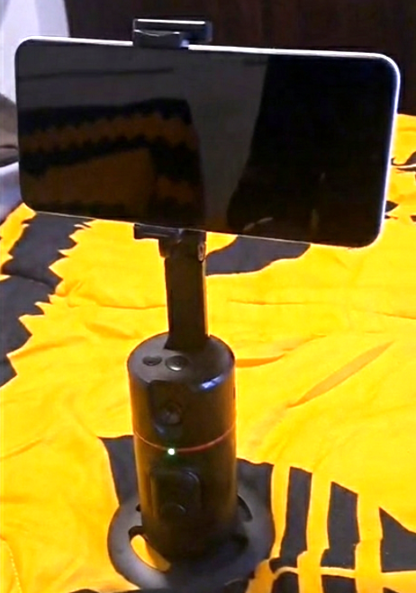 AI-Track Pro 360 smart face tracking gimbal holding a smartphone for solo creators - YourStation.shop