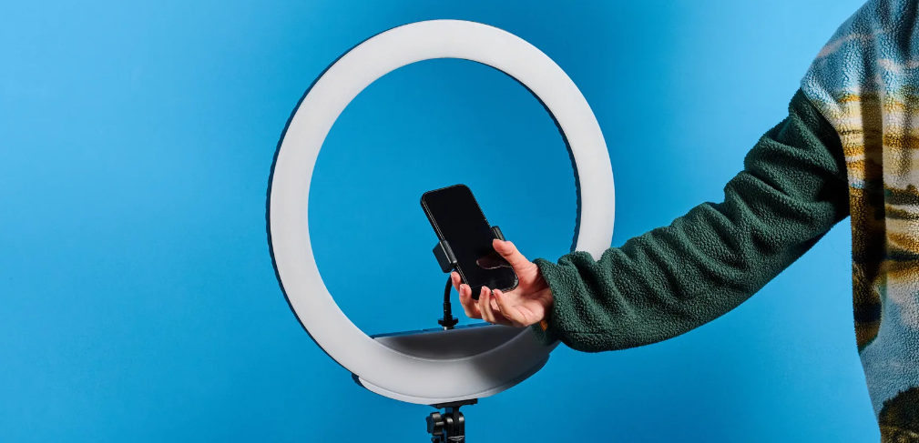 Professional 18-inch ring light with smartphone mount and warm light for social media content creators.